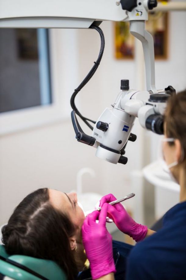 Behandlung mit Mikroskop