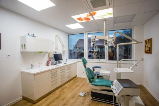 Behandlungszimmer mit Deckenbeleuchtung